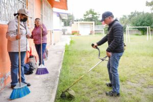 Alcalde Alfonso Sánchez pone manos a la obra y encabeza tequio en primaria Xicohténcatl