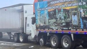 Tráiler embiste a peregrinos en Tlaxcala; muere uno