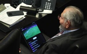 Disfruta Adán Augusto del partido Barça vs PSG durante comparecencia del secretario de Hacienda