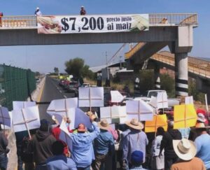 Bloquean campesinos carreteras por precio justo al maíz; declaran «resistencia civil»