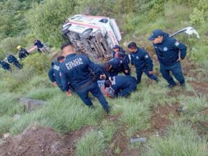 Cae ambulancia a barranco en Hidalgo