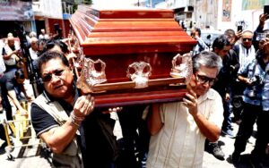 ‘¡Justicia, justicia …!’ Dan último adiós al periodista Alejandro Leyva asesinado en Oaxaca