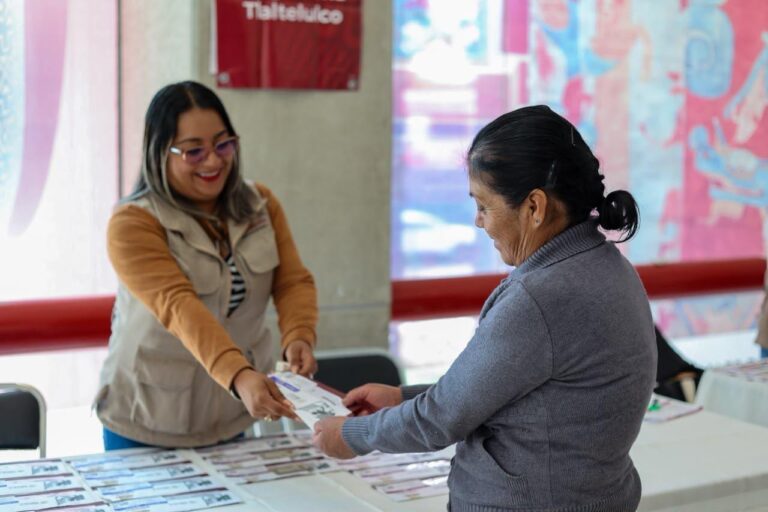 Reciben mujeres y adultos mayores tarjetas de programas de Bienestar