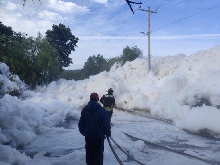 Espuma tóxica bloquea carretera en Hidalgo y alerta a familias por contaminación