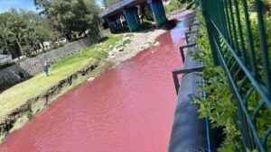 Suspenden textilera por descarga ilegal que tiñó de rojo el río Zahuapan en Tlaxcala
