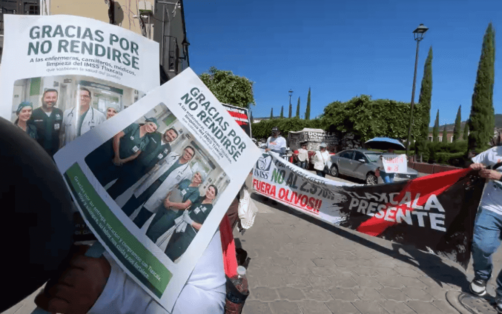 Marchan trabajadores del IMSS en Tlaxcala; exigen mejores condiciones laborales y respeto a su libertad de expresión